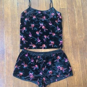 “International Concepts”INTIMATE FLORAL SLEEP SET